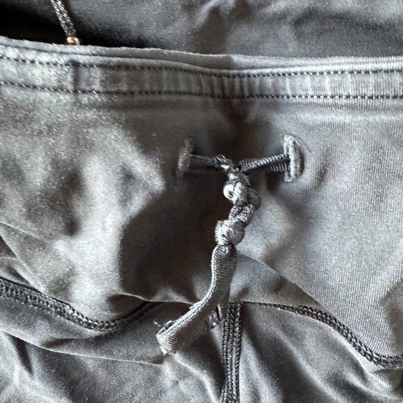 Lululemon black cropped leggings size 6 - Picture 2 of 8